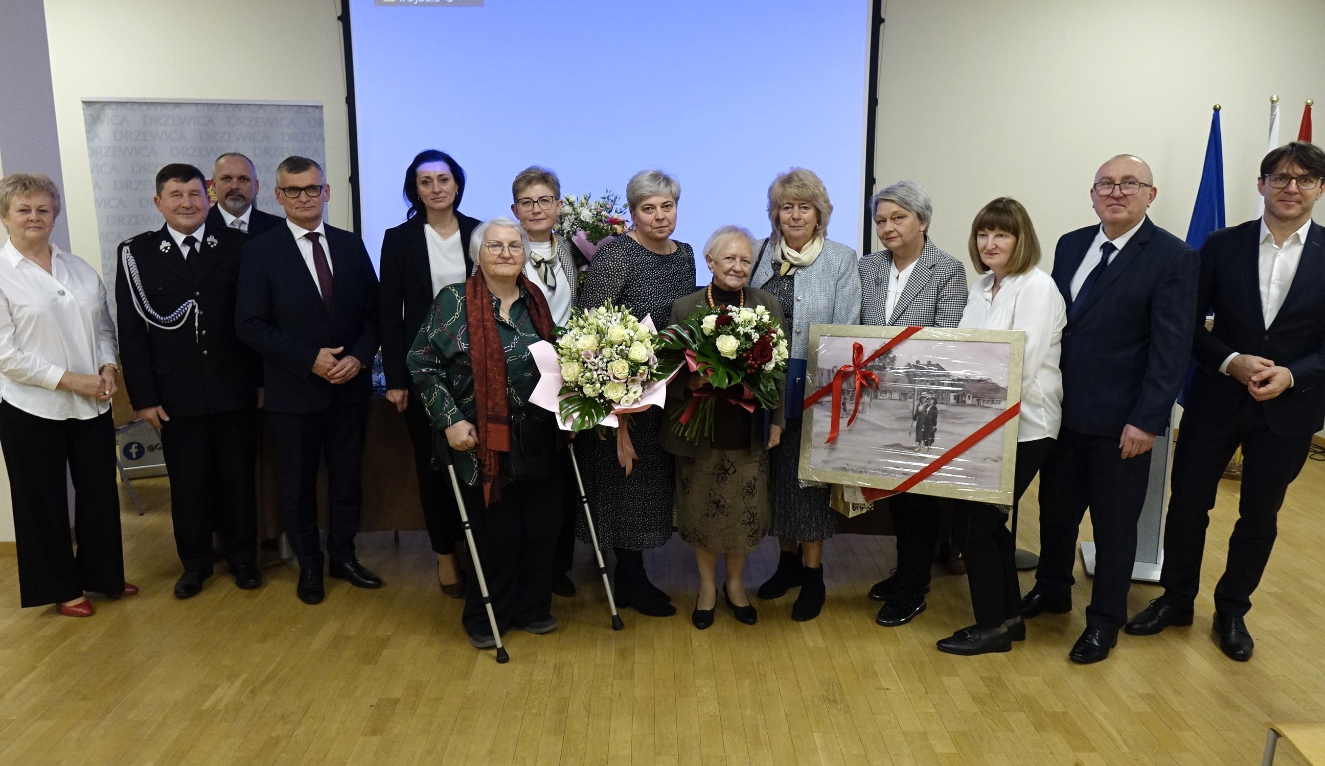 Pamiątkowa fotografia Prof. Jadwigi Dwilewicz-Trojaczek z przyjaciółmi, sąsiadami oraz władzami samorządowych Gminy Drzewica