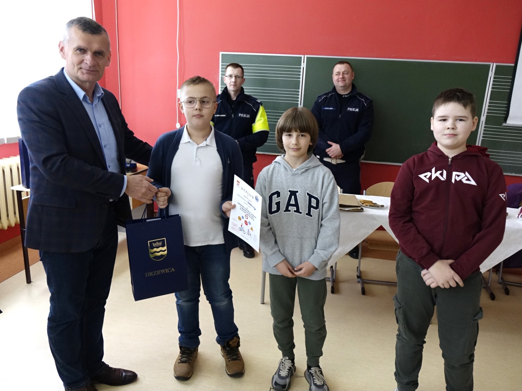 Zwycięska drużyna w kategorii wiekowej 10-12 lat - Szkoła Podstawowa im. Polskich Olimpijczyków w Drzewicy.