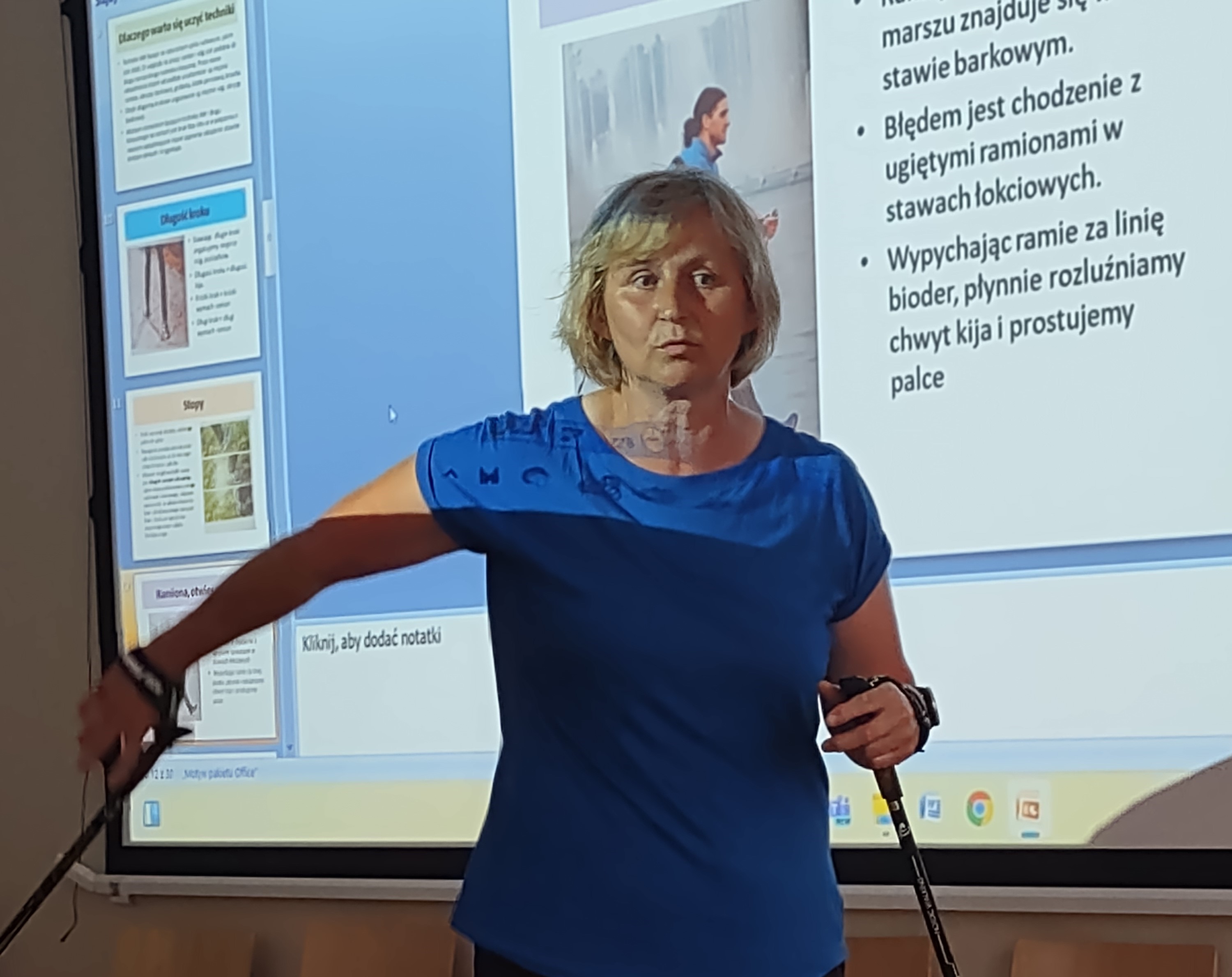 Instruktor Maria Smolarska prowadzi prelekcję na temat nordic walking.