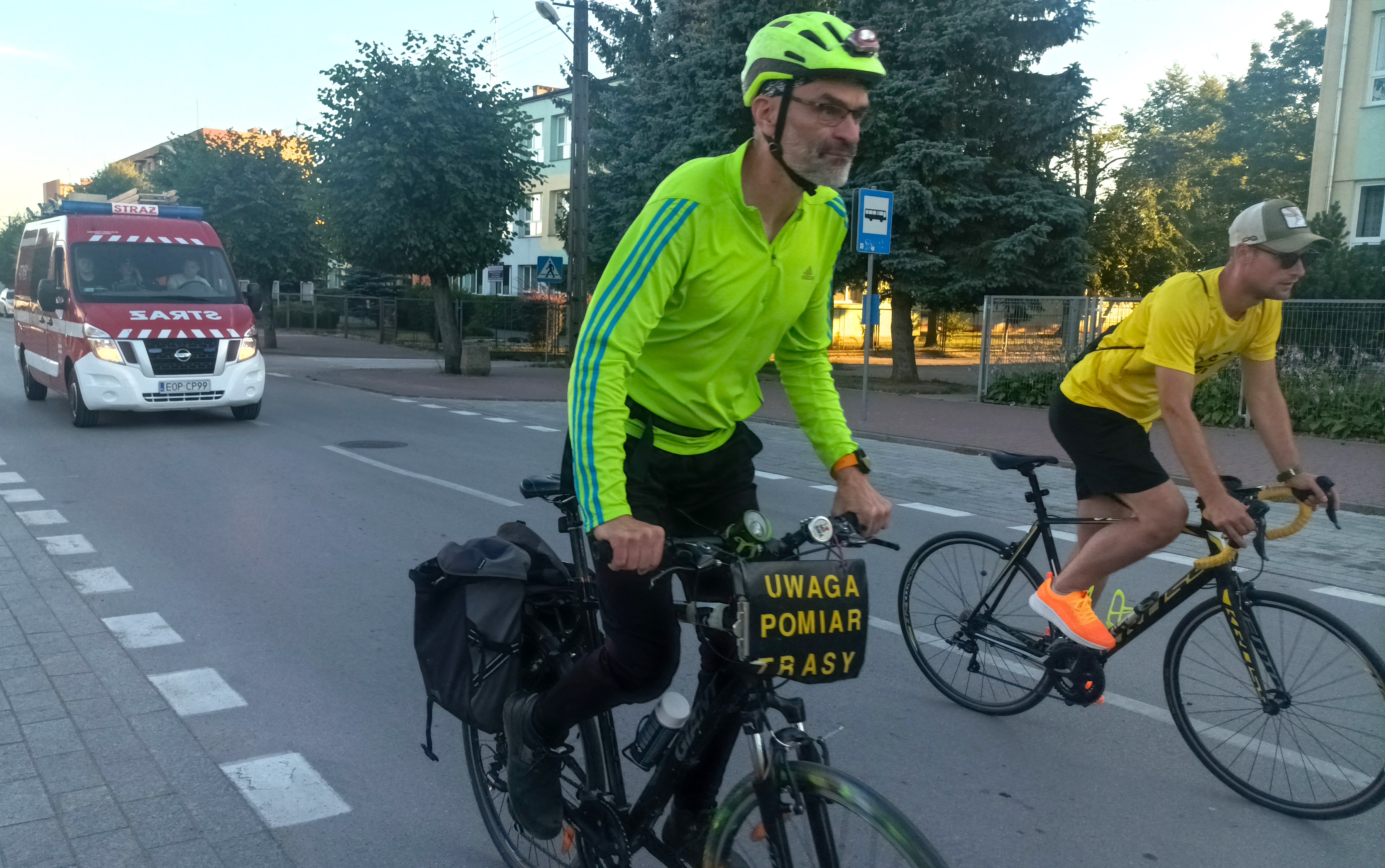 Początek objazdu pomiarowego trasy. W środku na rowerze Maciej Tracz, po prawej na rowerze Piotr Bajerowski. Z tyłu po lewej wóz OSP Żardki.