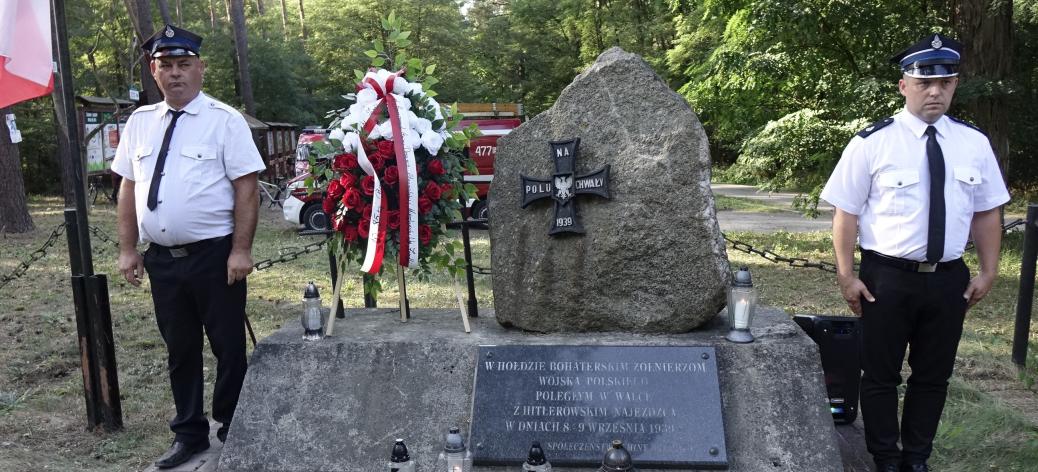 Warta honorowa druhów OSP przy obelisku w lesie „Parchowiec”