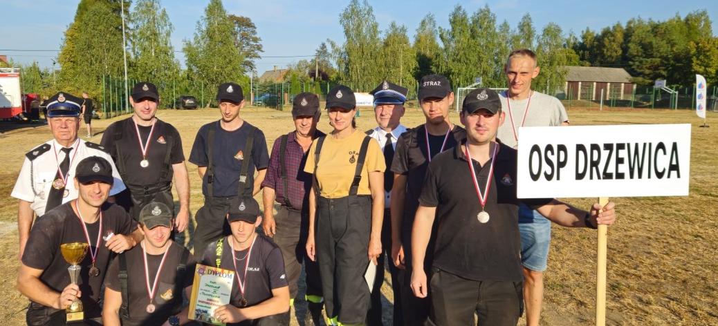 Męska drużyna OSP Drzewica z trofeami i reprezentanci władz ZOSP RP Gminy Drzewica