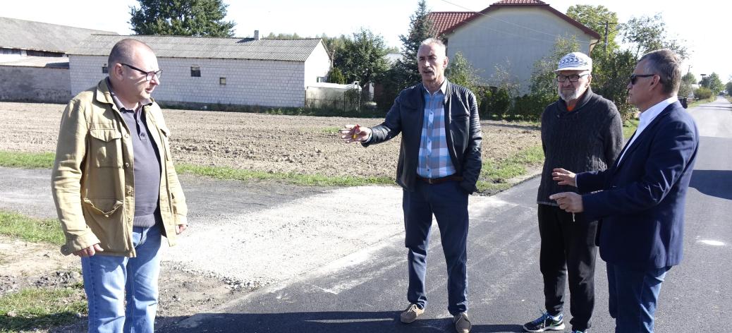 Uczestnicy rekonesansu na remontowanej drodze w Trzebinie