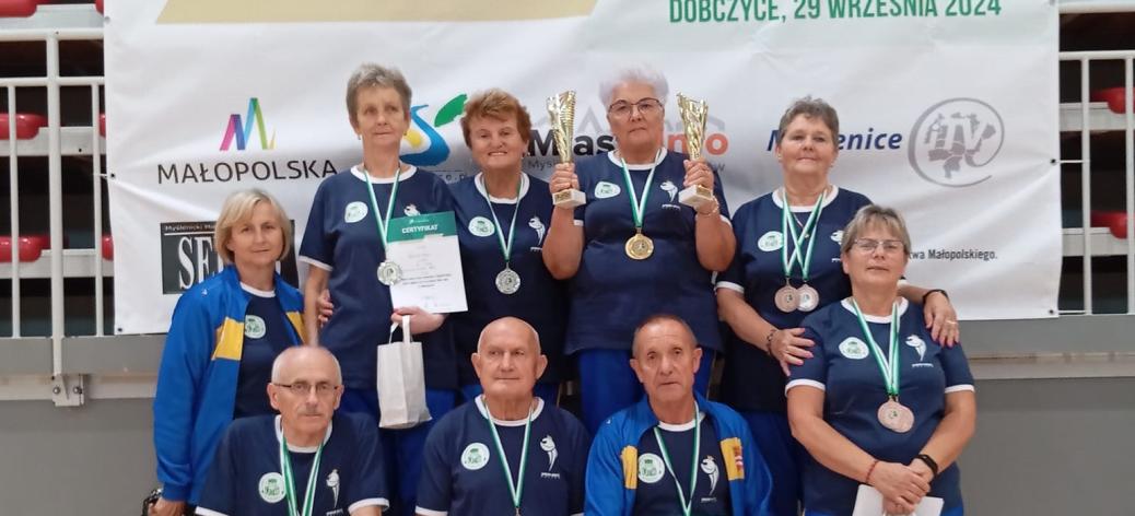 Reprezentacja UTW w Drzewicy ze zdobytymi trofeami