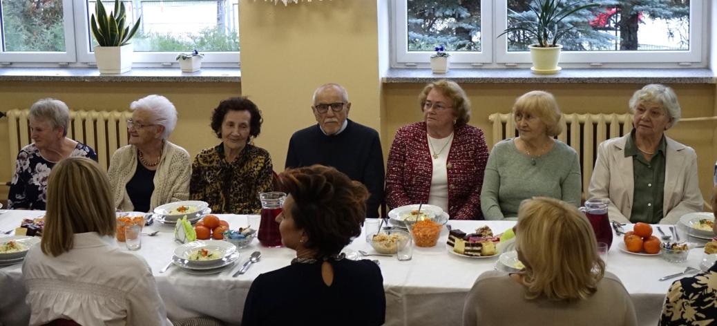 Emerytowani nauczyciele siedzą przy stole