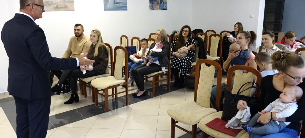 Burmistrz Drzewicy Janusz Reszelewski wita zebranych w sali Urzędu Stanu Cywilnego