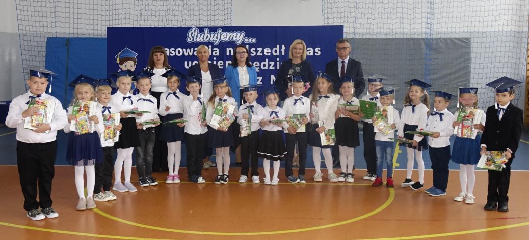 Pamiątkowa fotografia klasy pierwszej i gości uroczystości