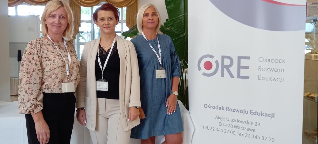 Podczas szkolenia w Warszawie przy banerze Ośrodka Rozwoju Edukacji stoją od lewej: Dyrektor SP w Radzicach Dużych Małgorzata Wawrzyńczak-Pawul, Dyrektor SP w Brzustowcu Barbara Stolarczyk, Dyrektor ZEAS w Drzewicy Agnieszka Kopytowska