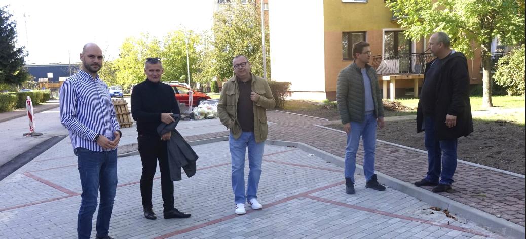 Gminne władze i urzędnicy podczas rekonesansu inwestycji na osiedlu Mieszka I-ego w Drzewicy