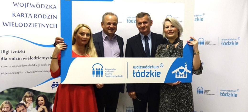 Dwie pracownice RCPS w Łodzi, Członek Zarządu Województwa Łódzkiego Artur Ostrowski i Burmistrz Drzewicy Janusz Reszelewski