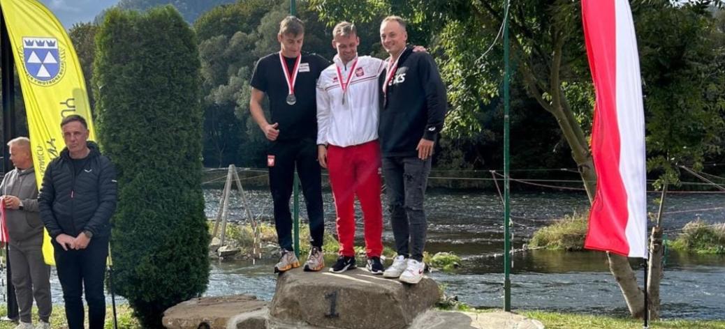 Podium w C-1 mężczyzn. Piotr Szczepański pierwszy z prawej
