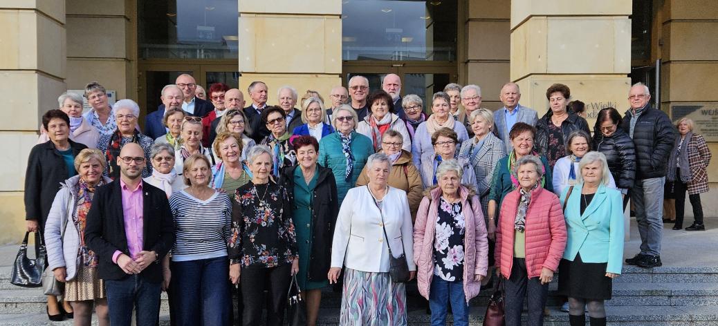 Reprezentacja seniorów z terenu Gminy Drzewica podczas uroczystej Gali Silver Rose 2024 w Teatrze Wielkim w Łodzi, w ramach Wojewódzkich Obchodów Dnia Seniora