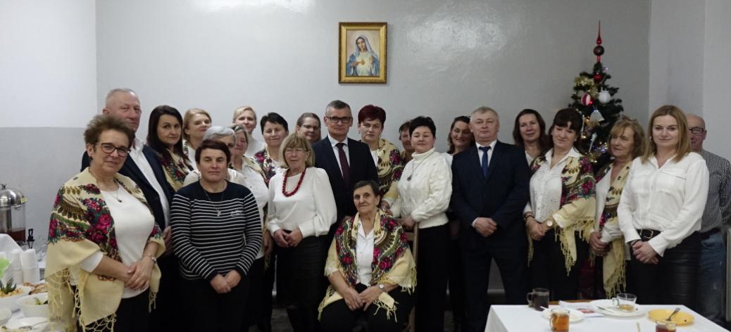 Spotkanie opłatkowo-noworoczne w m. Krzczonów na zdjęciu Burmistrz z paniami z KGW i przedstawicielami Sołectwa
