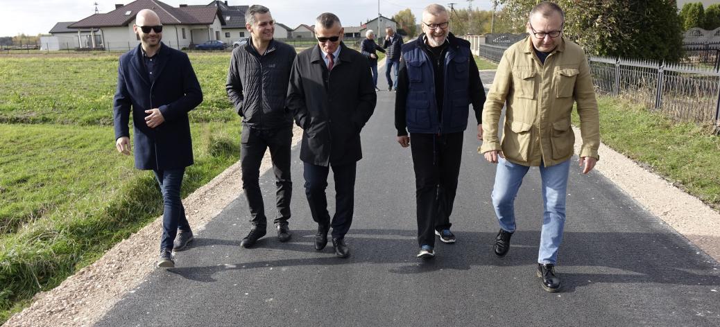 Uczestnicy odbioru na wyremontowanej drodze gminnej w Trzebinie