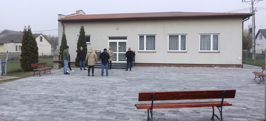 Utwardzony plac za świetlicą w Dąbrówce