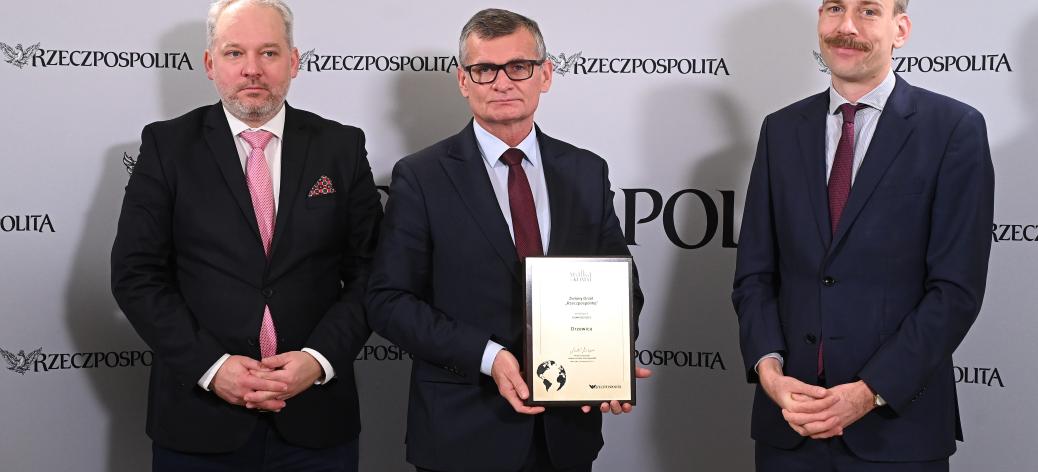 W środku Burmistrz Drzewicy Janusz Reszelewski z nagrodą Zielonego Orła „Rzeczpospolitej”. Obok organizatorzy