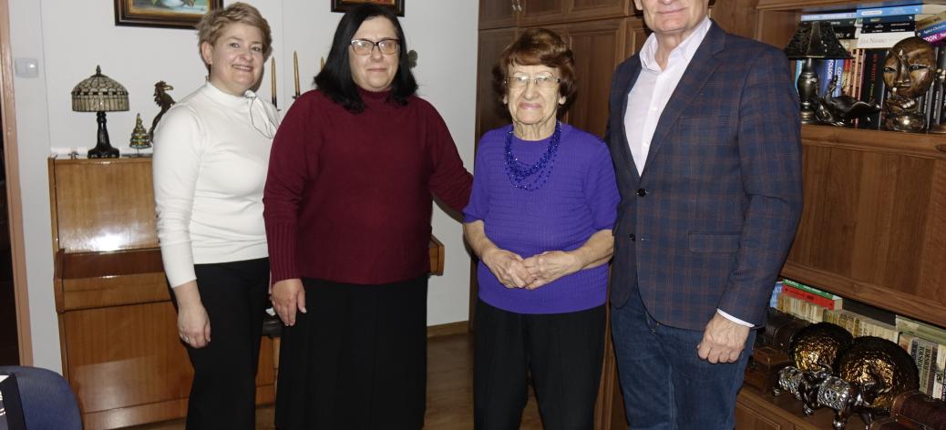 Wspólne zdjęcie Burmistrza Drzewicy Janusza Reszelewskiego i Dyrektor MGOPS Marty Woźniak z Panią Teresą Rogulską i jej córką