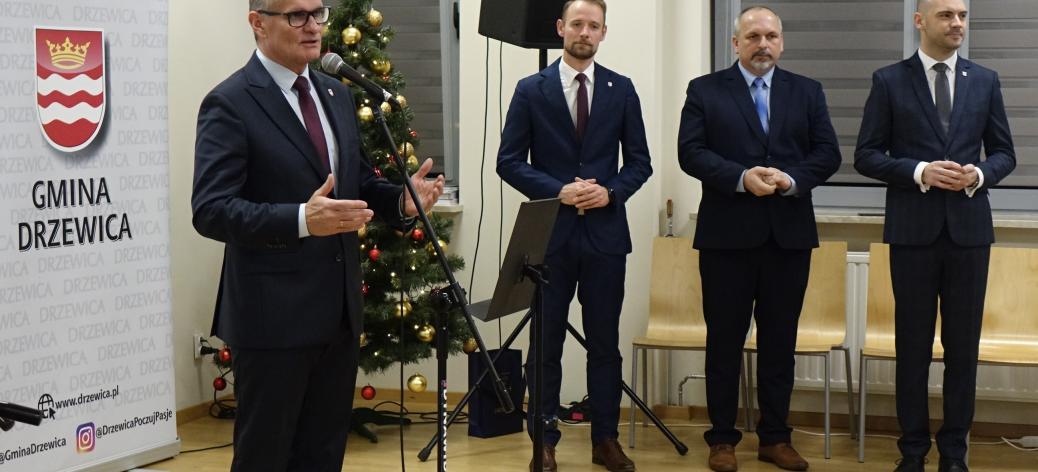 Stoją od lewej: Burmistrz Drzewicy Janusz Reszelewski, Piotr Bajerowski z Urzędu Miejskiego w Drzewicy, Wiceprzewodniczący Rady Miejskiej w Drzewicy Paweł Małek, Zastępca Burmistrza Drzewicy Dominik Niemirski