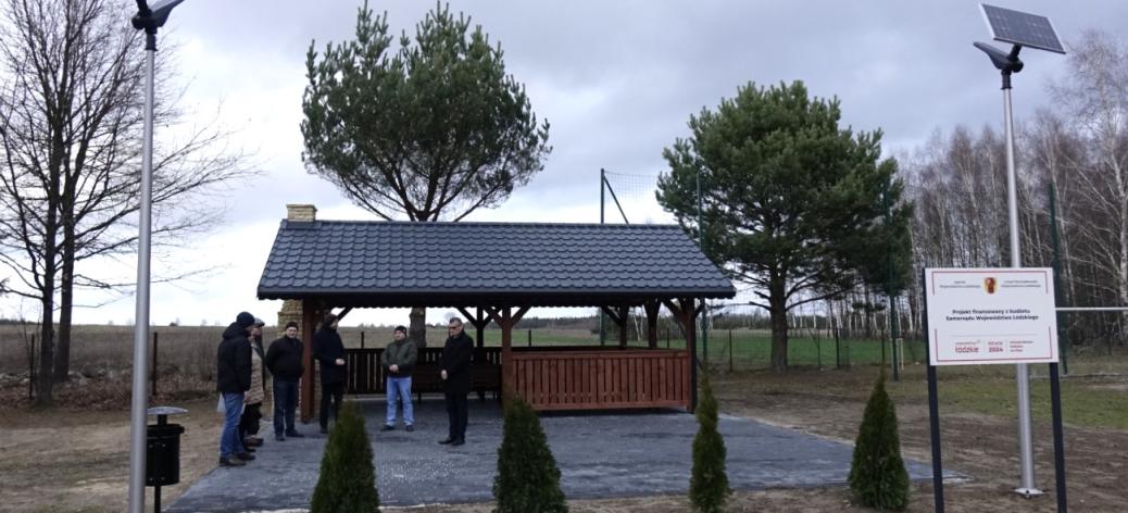Widok ogólny na teren rekreacyjny z altaną w Krzczonowie