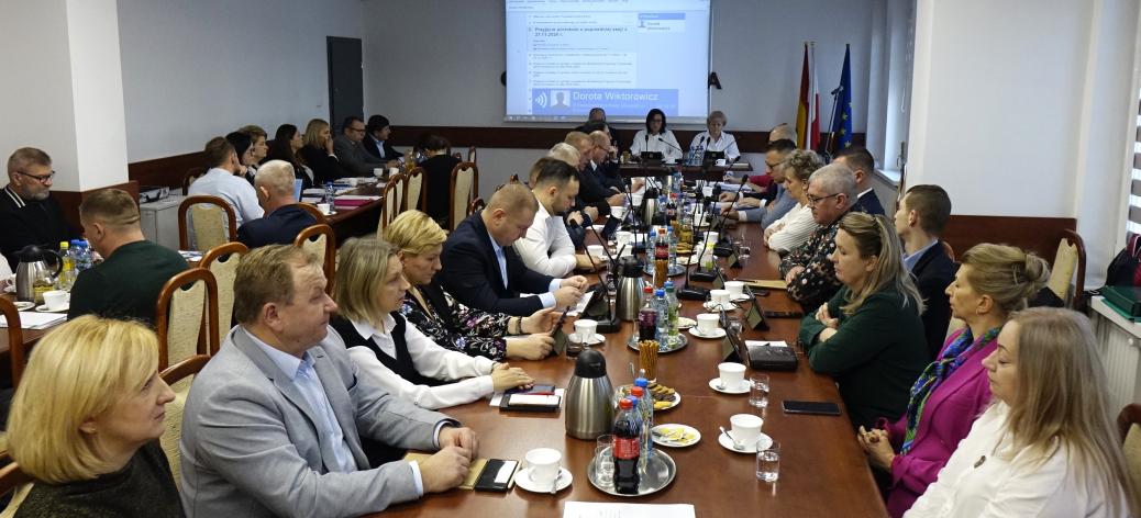 Uczestnicy sesji w sali konferencyjnej Urzędu Miejskiego w Drzewicy