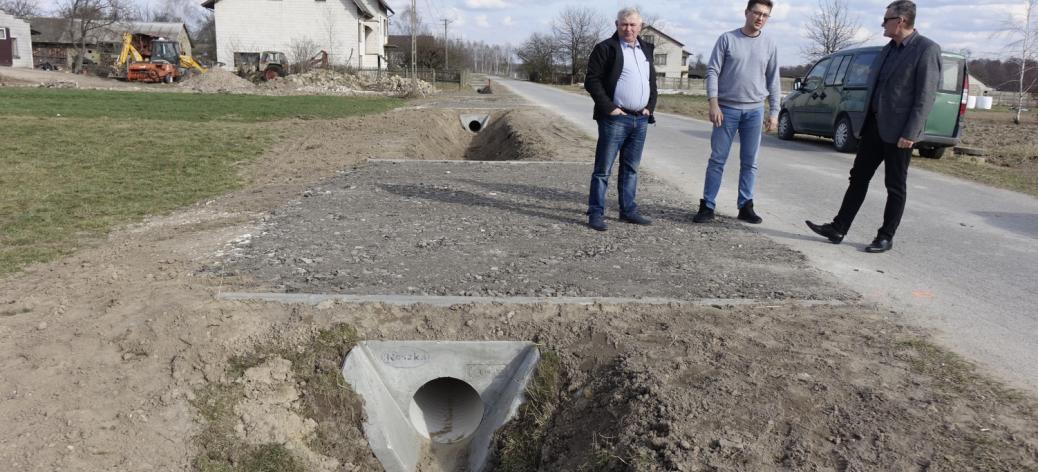 Odbiór inwestycji w Trzebinie. Zrealizowaną inwestycję oceniają – od lewej: radny Ireneusz Kowalski, Jacek Pecyna z Urzędu Miejskiego w Drzewicy i Burmistrz Drzewicy Janusz Reszelewski
