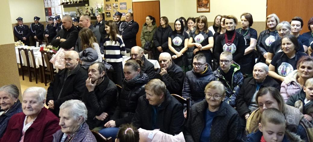 Uczestnicy spotkania zgromadzeni w świetlicy wiejskiej w Domasznie