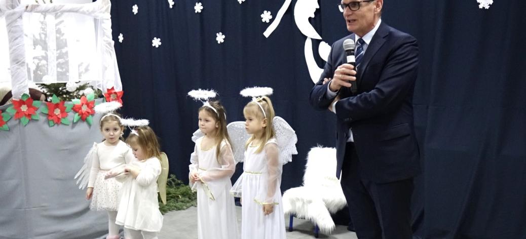 Głos zabiera Burmistrz Drzewicy Janusz Reszelewski stojący obok dziewczynek, które grały w jasełkach
