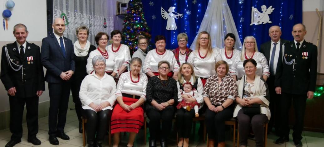 Wspólne zdjęcie pań z KGW w Zakościelu i gospodarzy uroczystości