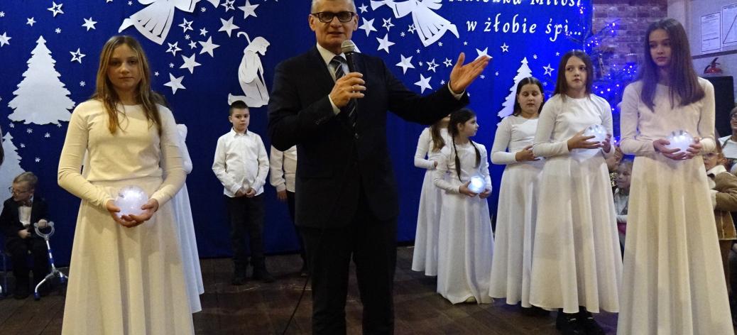 Głos zabiera Burmistrz Drzewicy Janusz Reszelewski, stojący wśród grupy młodych artystów z Brzustowca