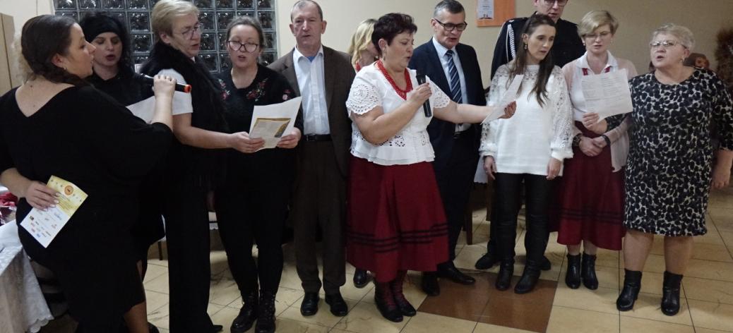 Świąteczny występ zespołu artystycznego KGW Strzyżowianki z samorządowcami