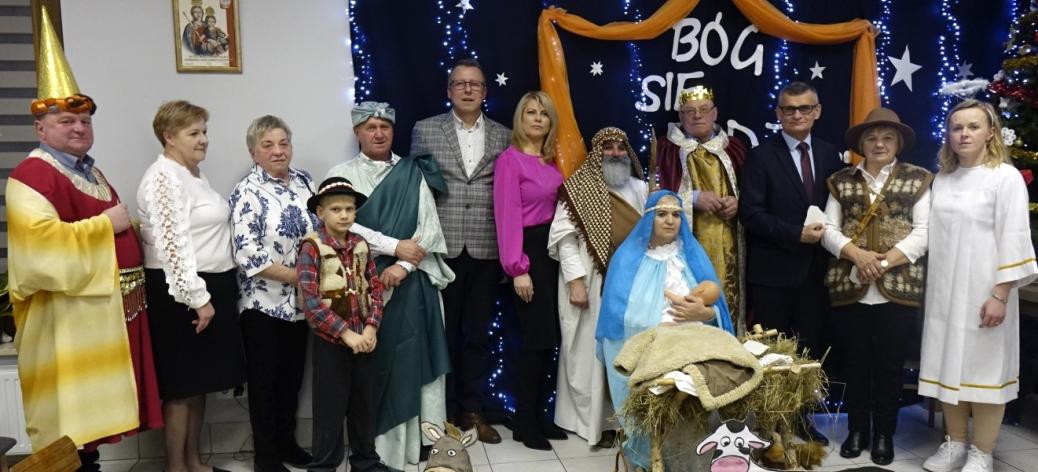 Wspólne zdjęcie mieszkańców grających w jasełkach oraz gospodarzy uroczystości