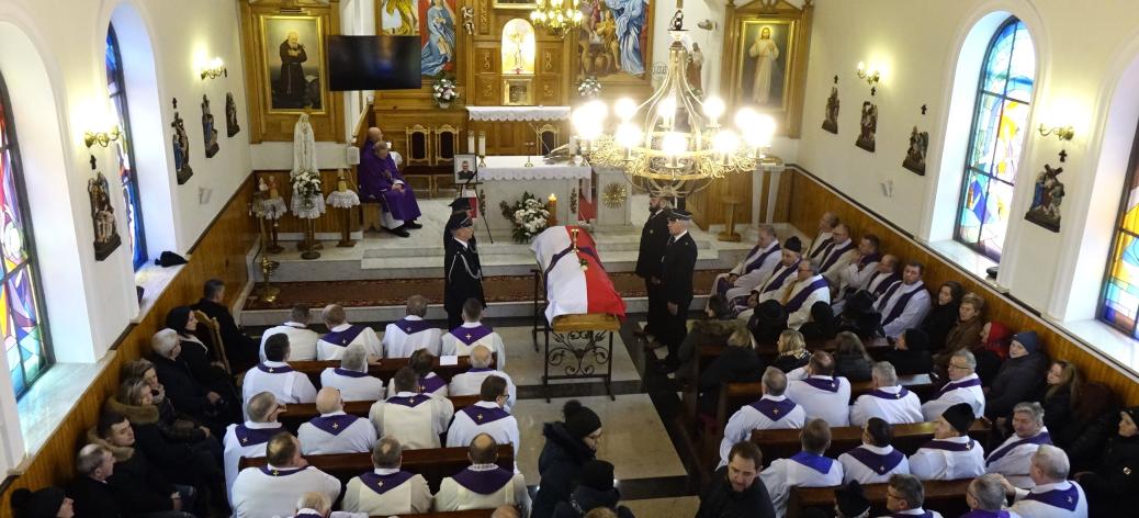 Msza święta pogrzebowa w kościele w Domasznie