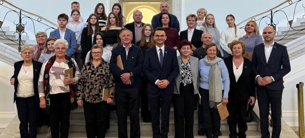 Grupowe zdjęcie drzewickiej grupy i Posła Adriana Witczaka na sejmowych schodach