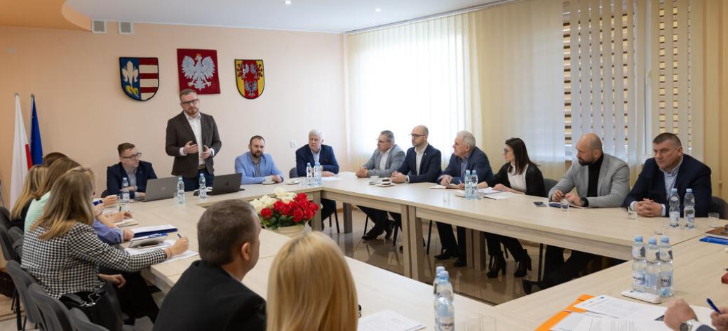Uczestnicy spotkania w sali konferencyjnej Urzędu Gminy w Sławnie