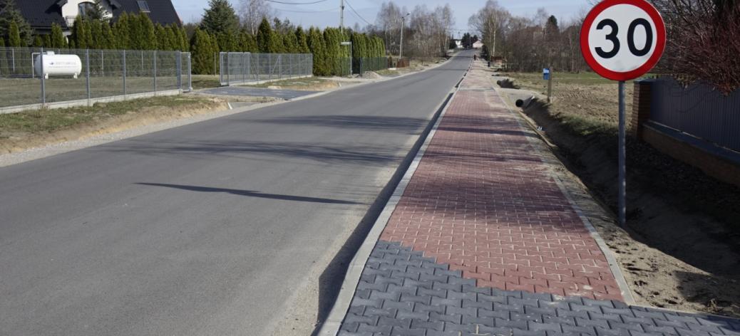 Nowy chodnik i asfaltowa warstwa wiążąca na ul. Żeromskiego