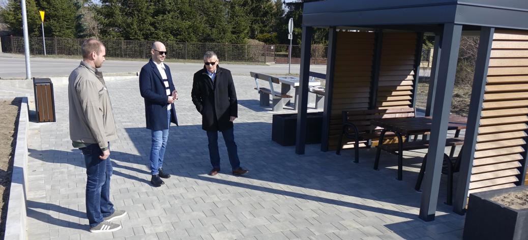 Uczestnicy odbioru inwestycji na terenie MOR-u w Drzewicy