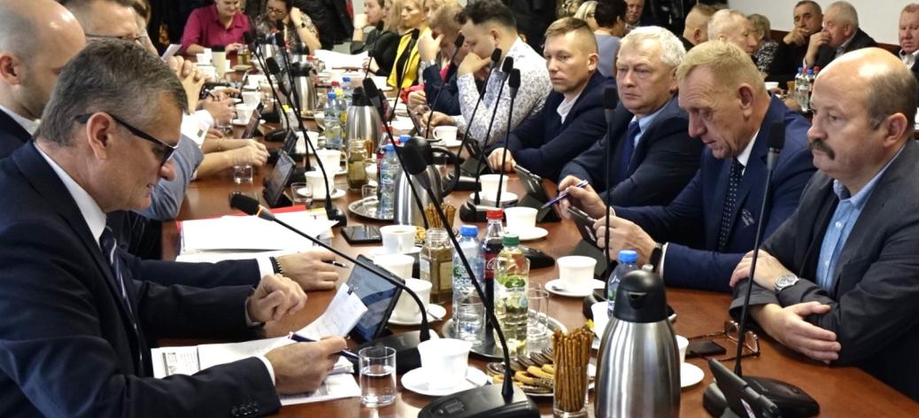 Uczestnicy sesji słuchają sprawozdania Burmistrza Drzewicy Janusza Reszelewskiego z działalności międzysesyjnej