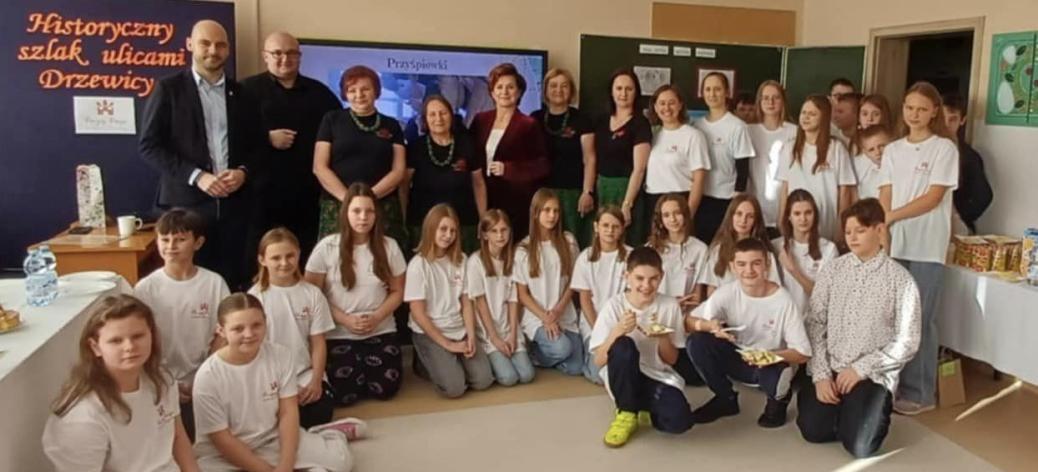 Grupowe zdjęcie uczestników spotkania podsumowującego projekt.
