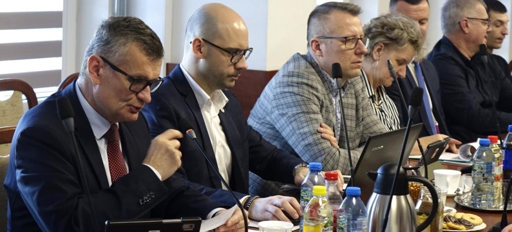 Uczestnicy sesji słuchają sprawozdania Burmistrza Drzewicy Janusza Reszelewskiego z działalności międzysesyjnej