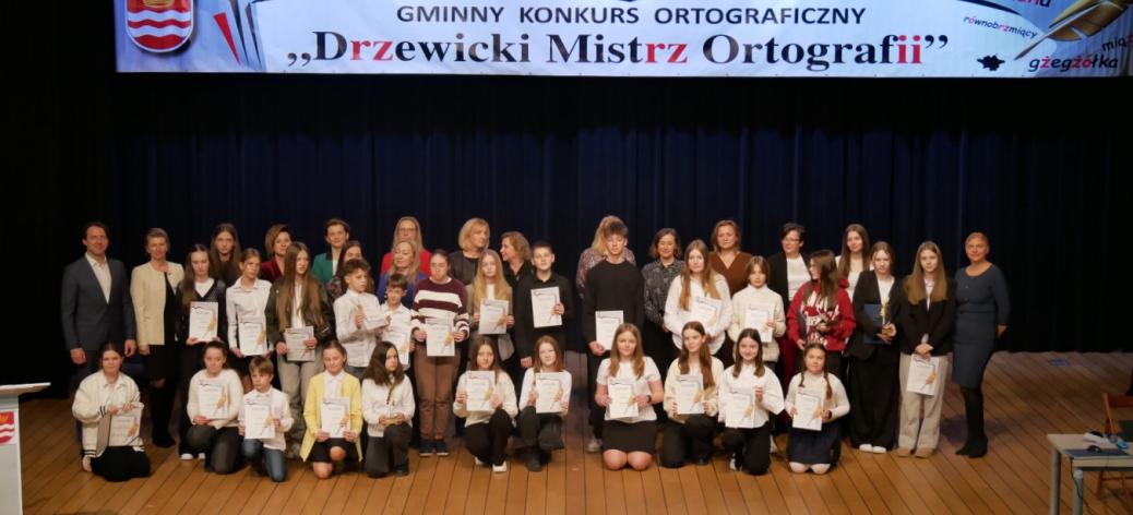 Grupowe zdjęcie uczestników konkursu ortograficznego