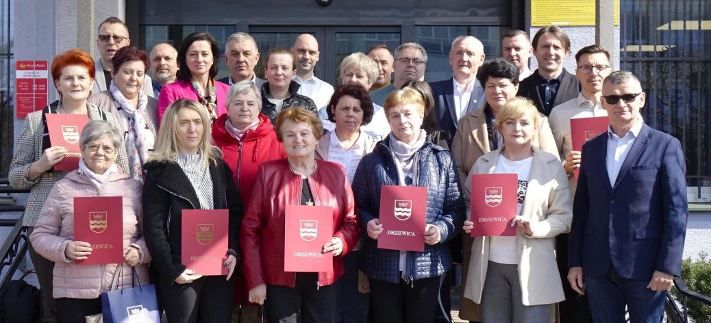 Wspólne zdjęcie społeczników i władz Gminy Drzewica przed budynkiem Urzędu Miejskiego w Drzewicy
