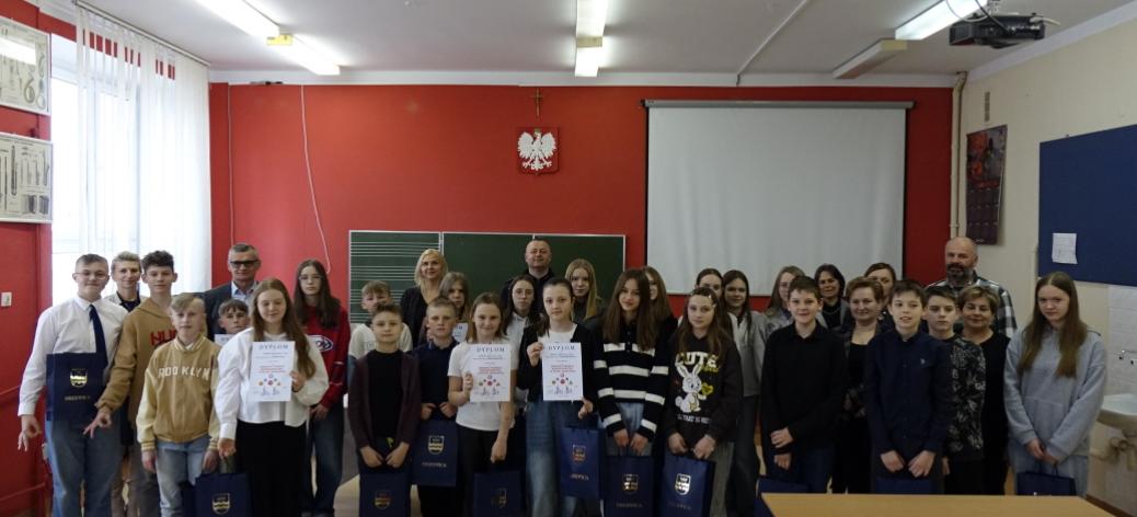 Opiekunowie drużyn z organizatorami eliminacji