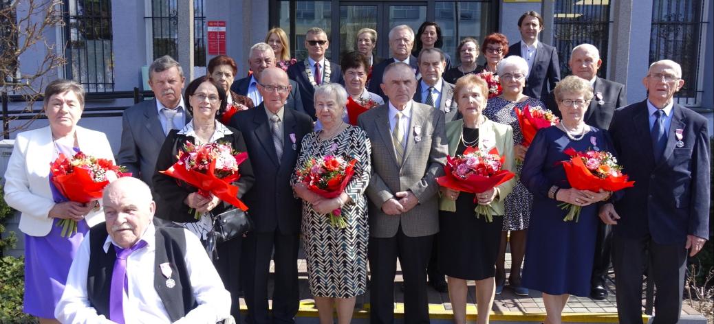 Wspólna fotografia uczestników uroczystości przed budynkiem Urzędu Miejskiego w Drzewicy