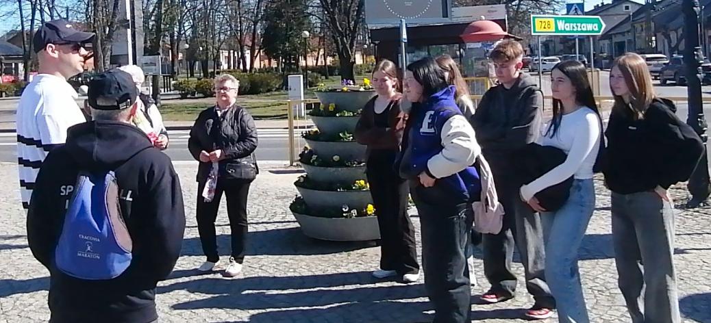 Uczestnicy komisji wspólnej na pl. Wolności w Drzewicy