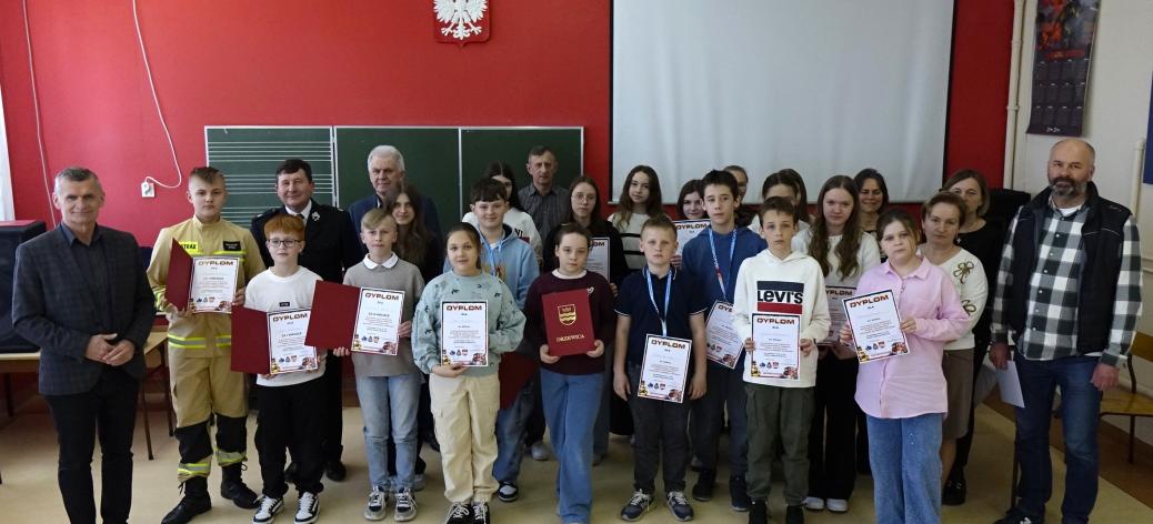 Wspólne zdjęcie uczestników gminnych eliminacji OTWP "Młodzież zapobiega pożarom" w Drzewicy