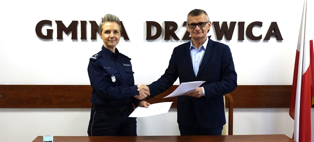 Po podpisaniu umowy uścisk dłoni Komendanta Powiatowego Policji w Opocznie mł. insp. Magdaleny Kucharskiej i Burmistrza Drzewicy Janusza Reszelewskiego
