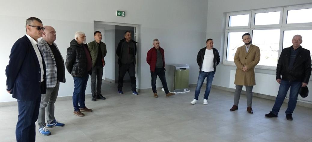 Uczestnicy odbioru w głównym pomieszczeniu świetlicy wiejskiej w Idzikowicach