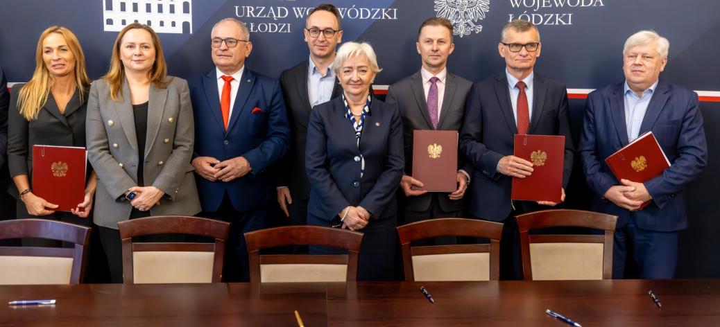 Wspólne zdjęcie po podpisaniu umowy na dofinansowanie przebudowy drogi gminnej. Na zdjęciu od lewej: Wójt Gminy Białaczów Barbara Goworek , Marszałek Województwa Łódzkiego Joanna Skrzydlewska, I Wicewojewoda Łódzki Marek Mazur, Minister Infrastruktury Dariusz Klimczak, Wojewoda Łódzki Dorota Ryl, Starosta Opoczyński Marcin Baranowski, Burmistrz Drzewicy Janusz Reszelewski oraz Wójt Gminy Sławno Tadeusz Wojciechowski.