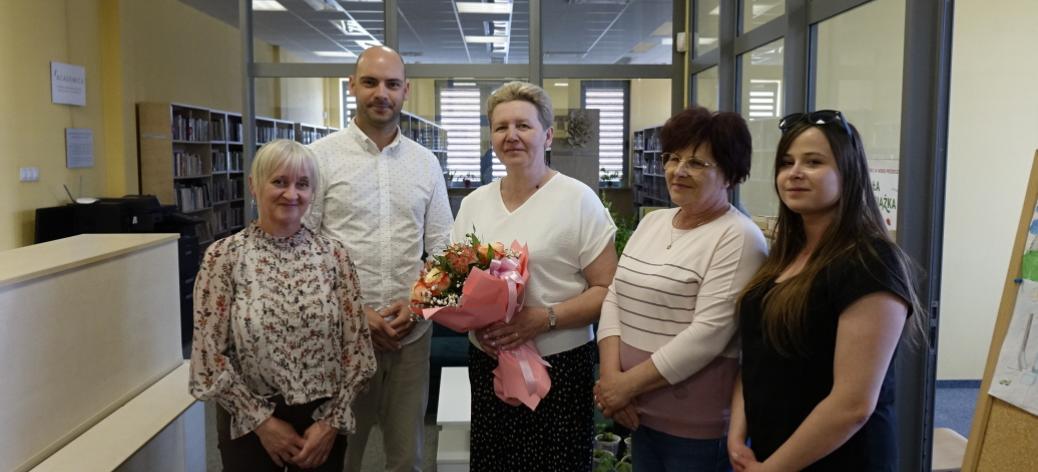 Z wizytą w drzewickiej bibliotece z okazji Święta Bibliotekarzy. Na zdjęciu Zastępca Burmistrza Drzewicy Dominik Niemirski oraz dyrekcja i pracownicy Miejskiej Biblioteki Publicznej w Drzewicy