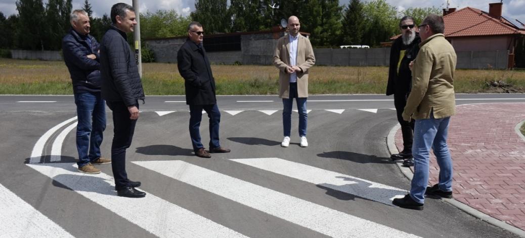Uczestnicy odbioru na przejściu dla pieszych przy skrzyżowaniu ulic Żeromskiego i Prymasa Macieja Drzewickiego